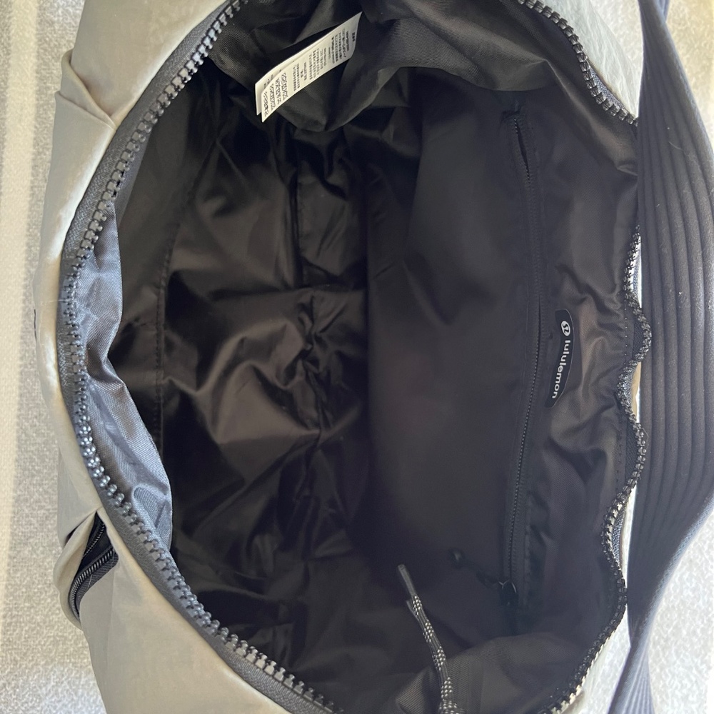 Lululemon slouchy sling bag 10L - Picture 2 of 4